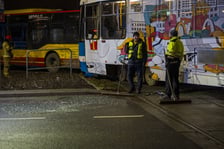 Tramwaj nr 10 wjechał w bok autobusu nr 107. Cztery osoby są lekko ranne